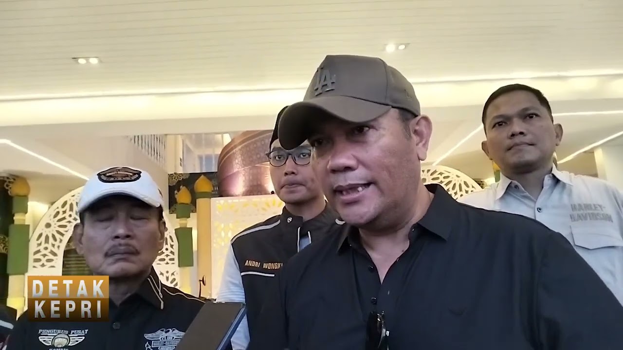 POLISI DAN KOMUNITAS MOTOR BAGIKAN HELM GRATIS KE PENGENDARA