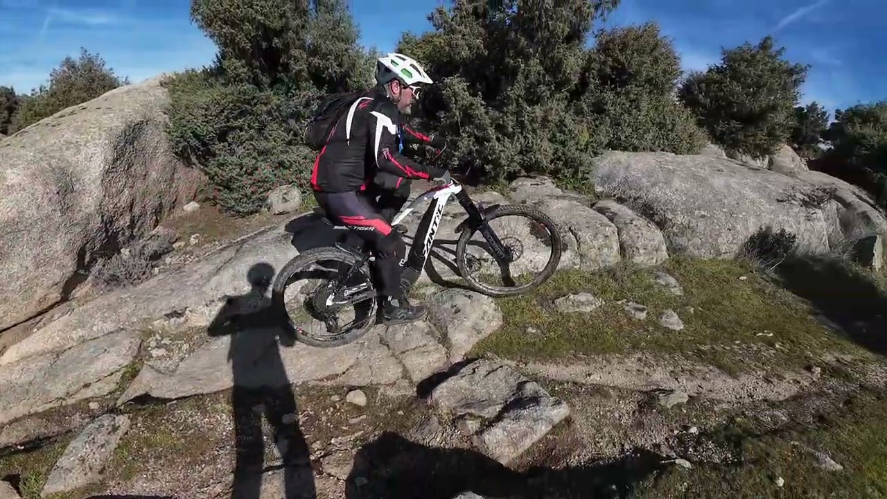 Hoyo de Manzanares y Torrelodones con eBike. Piedras y más piedras.