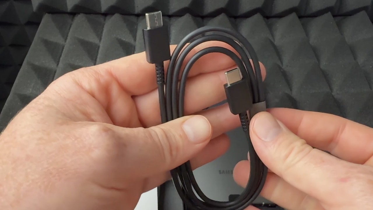 Какой зарядный кабель входит в комплект Samsung Galaxy S25 Ultra?