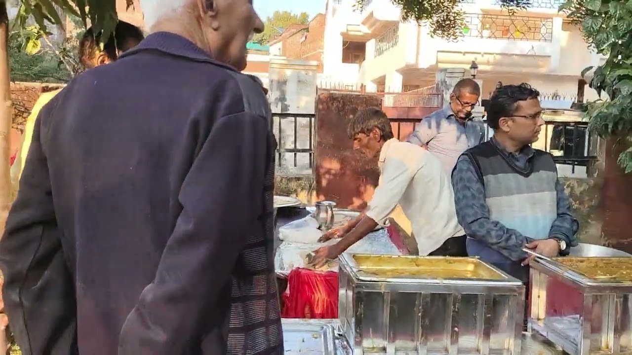 हमारे यहां मंदिर में भंडारा हो रहा है जल्दी आओ प्रसाद पाव 😃🙏👌