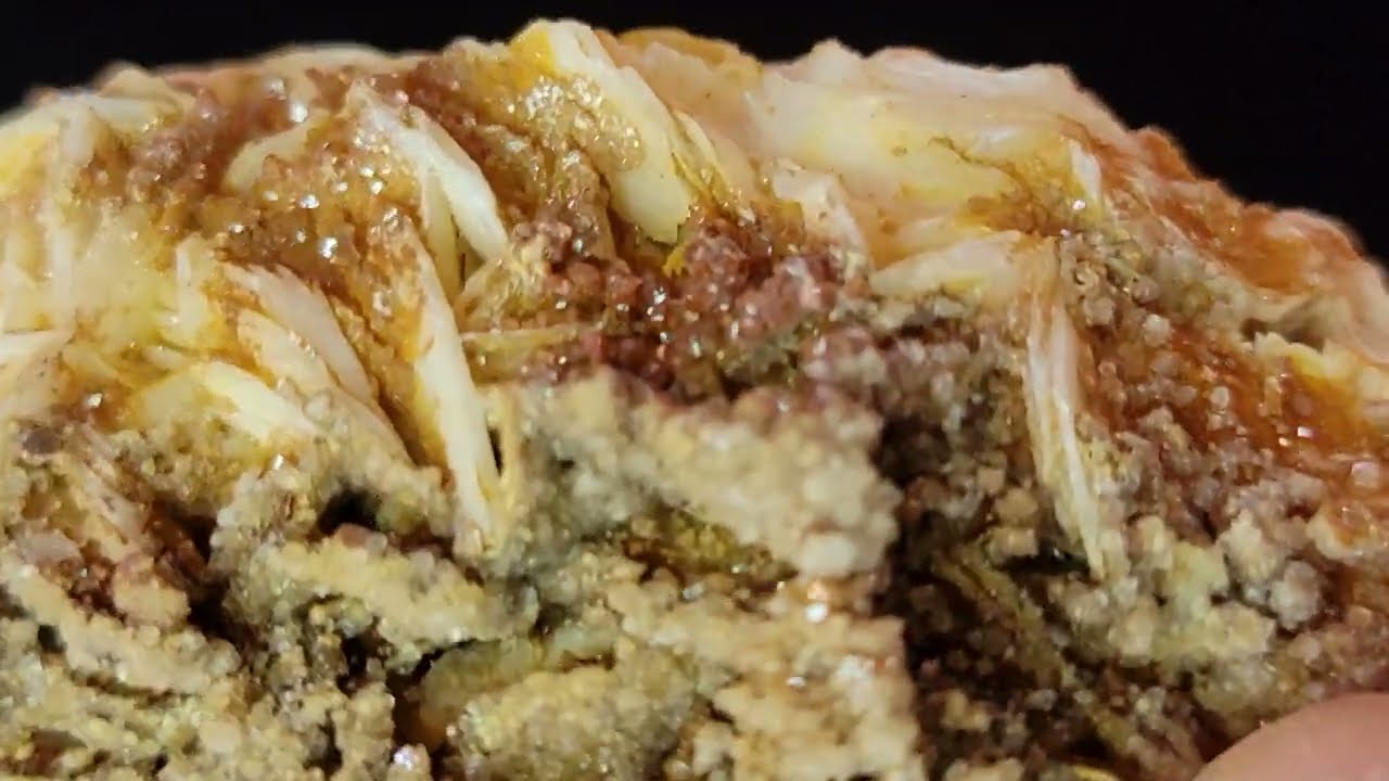 Vanadinite on Barite - Pb₅(VO₄)₃Cl on BaSO₄