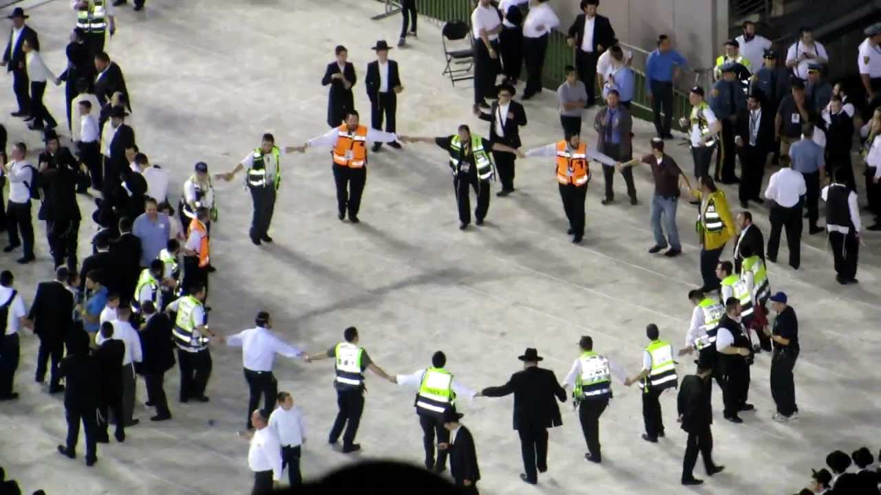 Dancing during the 12th Siyum Hashas
