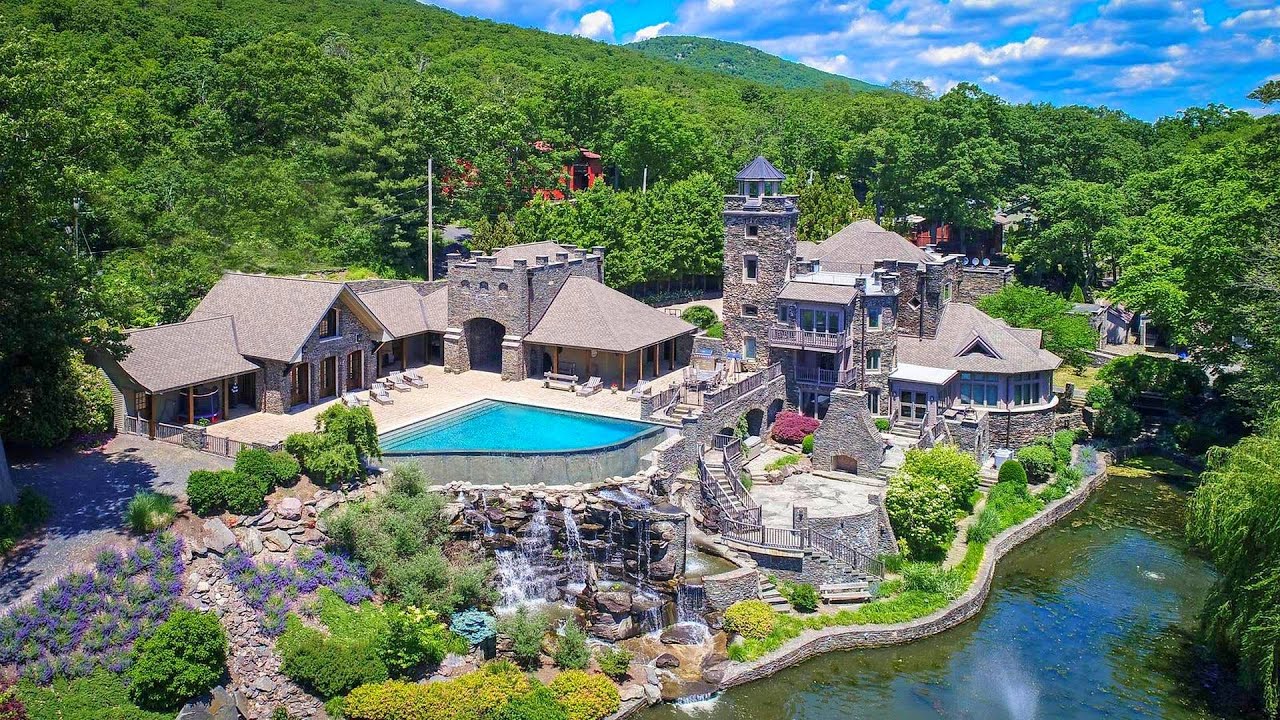 This New York Lakefront Castle Has an Infinity Pool Shaped Like a Baseball Diamond