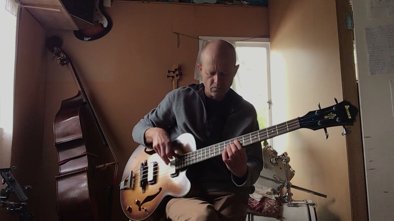 Ibanez AFBV200A hollowbody bass