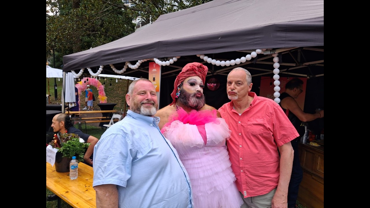 28 02 26 Le dernier jour à Auckland, nous montons sur le volcan et rencontrons une drag queen.