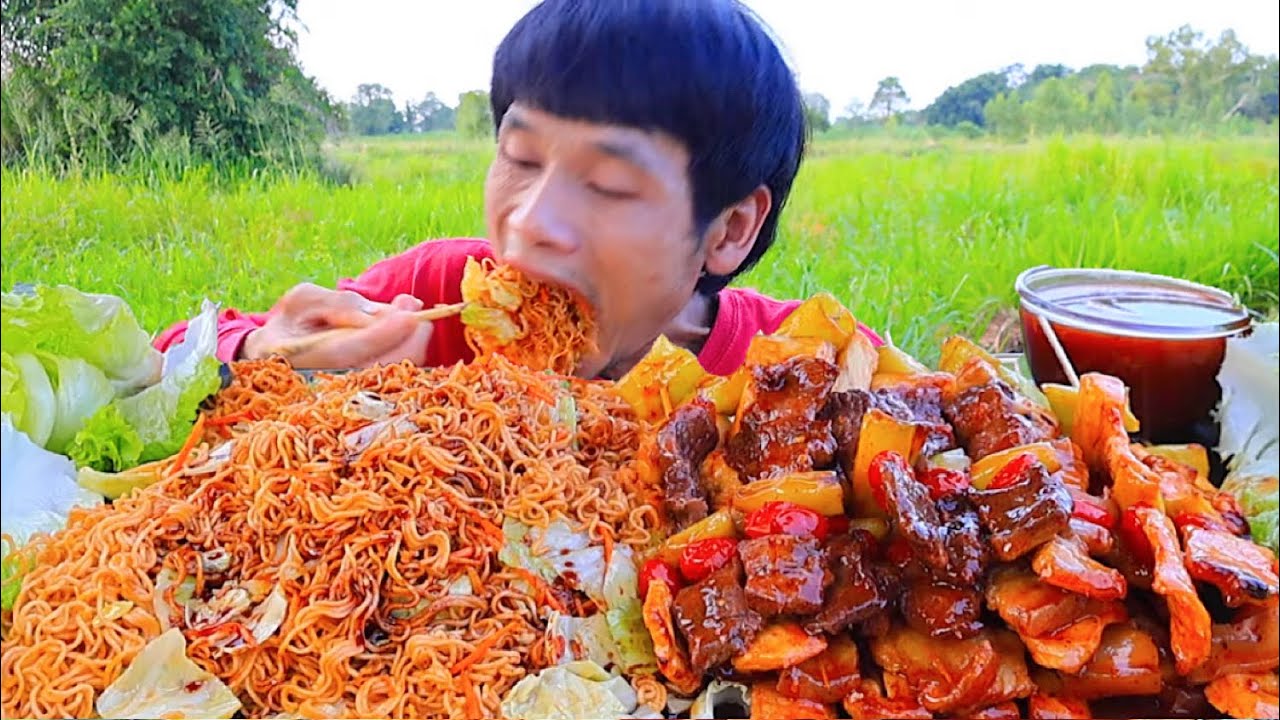 มาม่าผัดกะหล่ำปลีบาบีคิวแกล้มผักสดแซ่บคักอีหลีครับพี่น้องMUKBANG EATING SHOW/โก้อีสานพาแดก