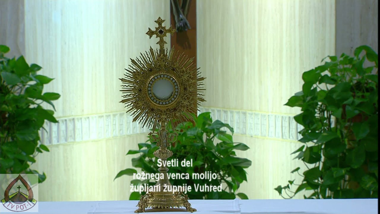 Svetli del rožnega venca molijo župljani župnije Vuhred pred Najsvetejšim