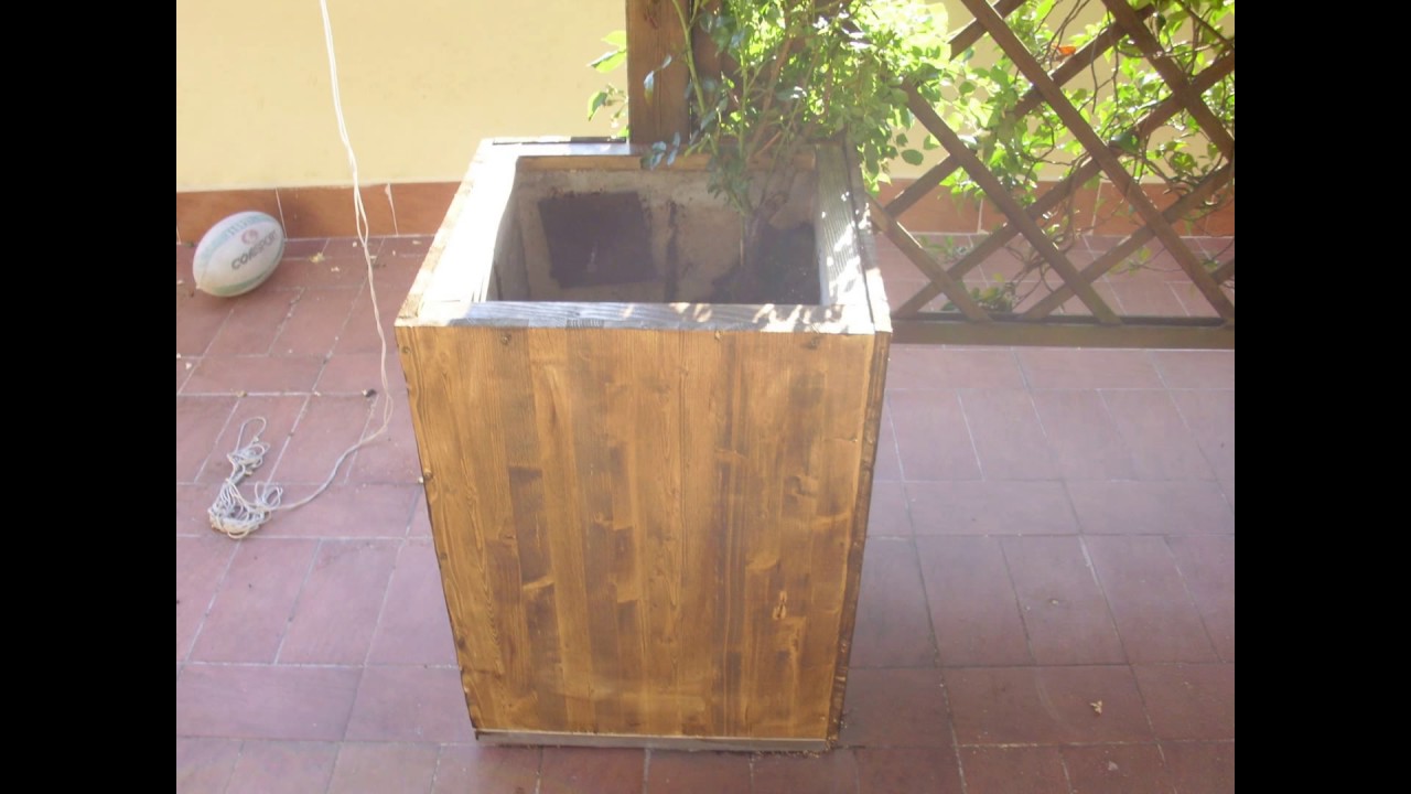 Rivestimento vasi di cemento con pannelli listellari in legno by Floriano