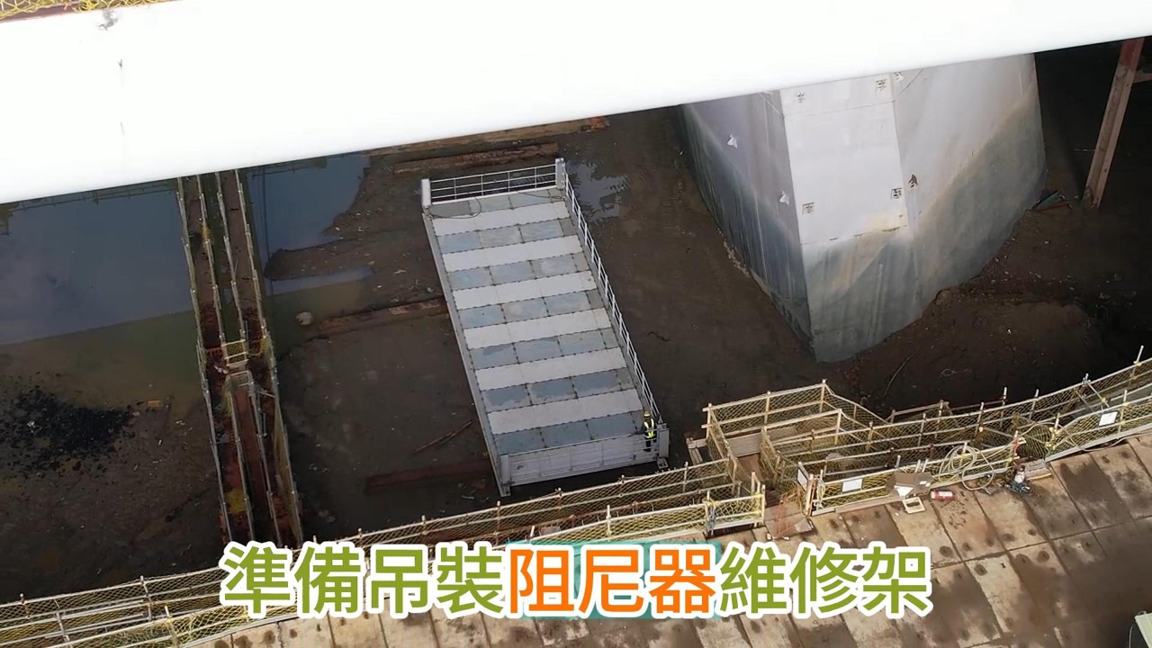 2026.03.02 淡江大橋 淡水端靜靜地 輕軌鐵軌鋪設 路面灌漿 塔吊降低 金屬護欄吊裝 4K