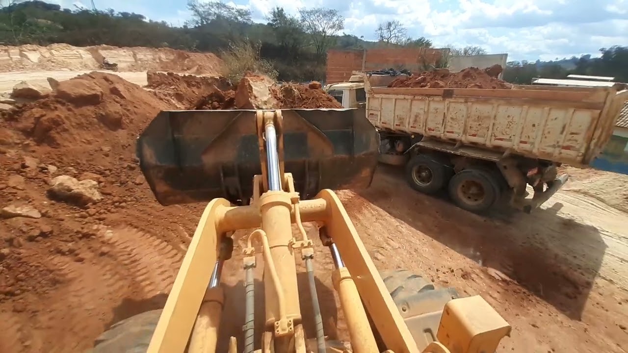 Carregadeira carregando caminhão caçamba/ Pensa numa terra dura!!