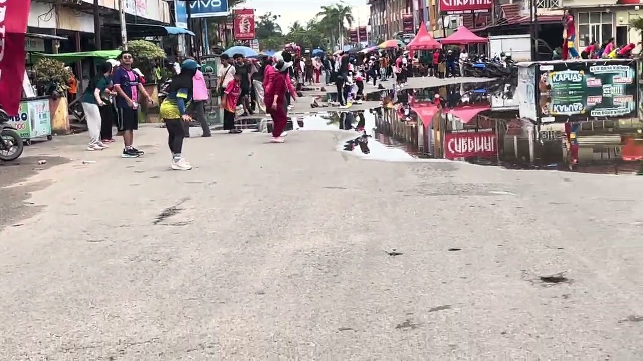 PEMERINTAH KABUPATEN MEMPAWAH MENGADAKAN OLAH RAGA DI PASAR DAN MENUTUP JALAN  AKSES KE PASAR