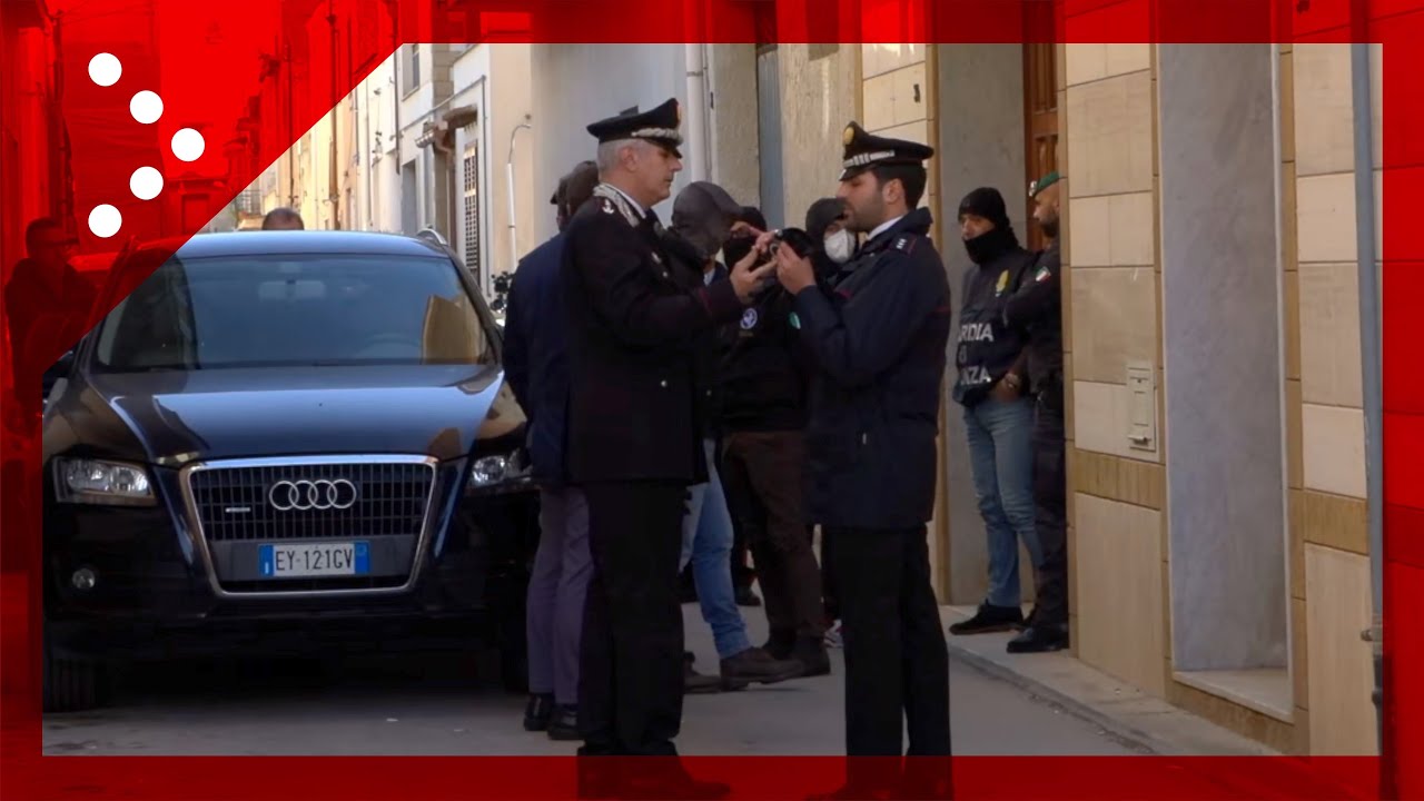 Matteo Messina Denaro, agenti dei Carabinieri e GdF all'esterno del secondo covo del boss
