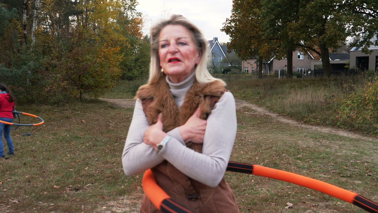 Hoelahoepen in Sparrenburg met Angélica, gezond bewegen