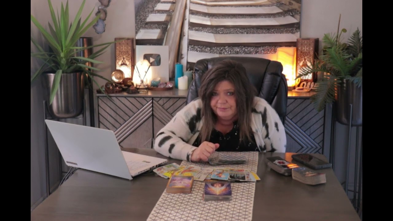 CAPRICORN A COUPLE OF NARCISSISTS ARE EYE BALLING YOUR FINANCES! FALSE SUPERFICIAL COLD ENERGIES