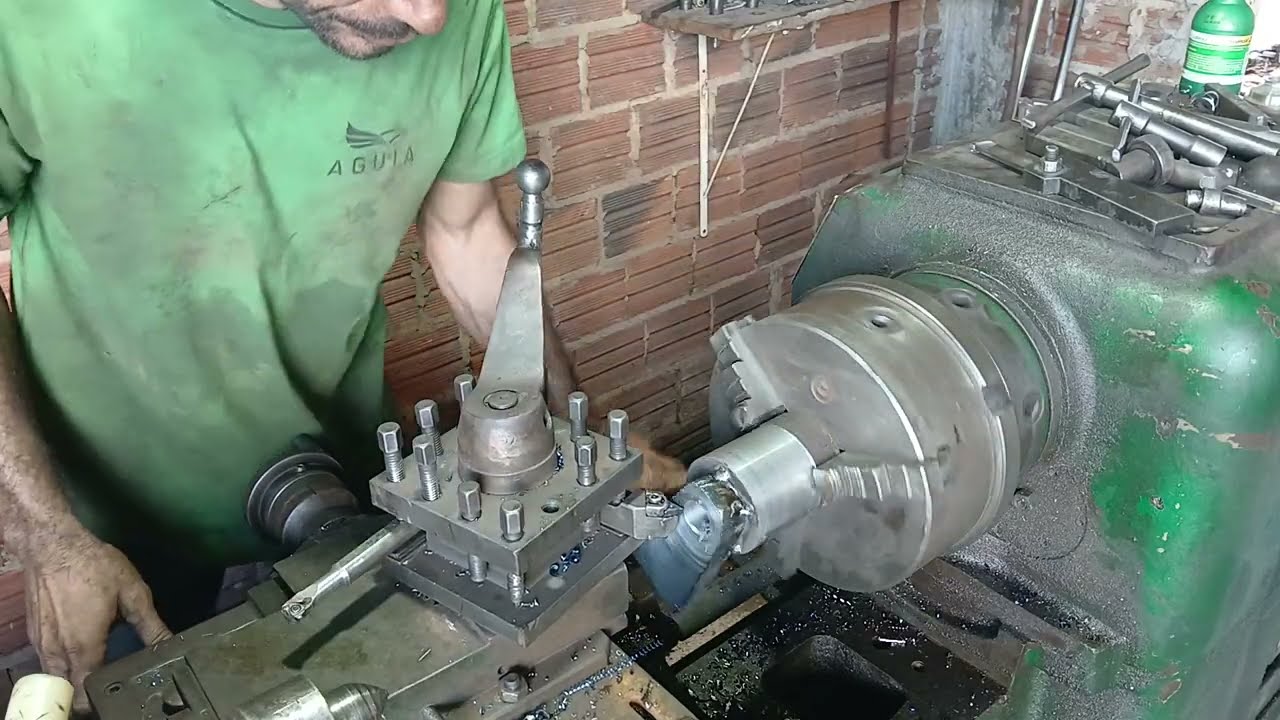 Fazendo peça no torno da máquina de marra fardo de feno 