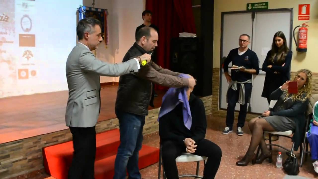 Como poner pañuelo fallero a hombres