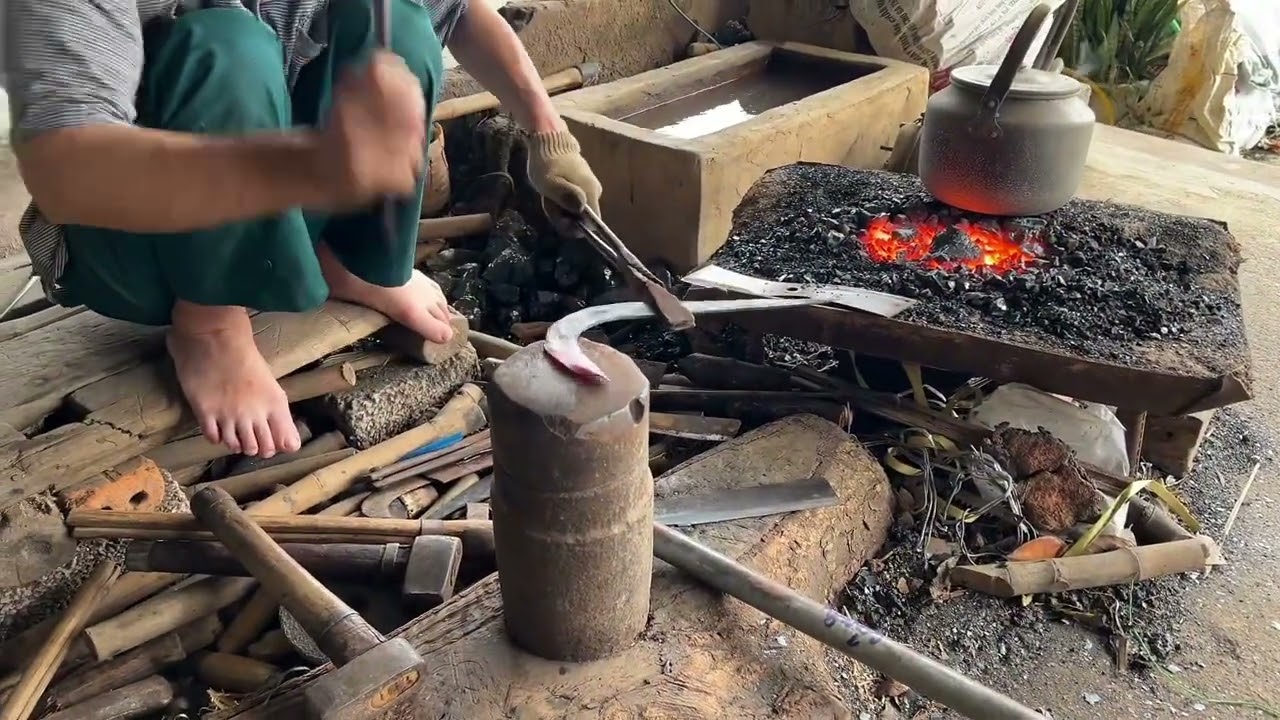 Thợ Rèn Việt Nam rèn thủ công chiếc Câu Liêm