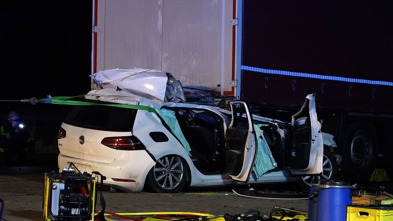 PKW unter Sattelauflieger - Fahrer sofort tot - Unfall auf Raststätte an der A57 | 15.01.2021