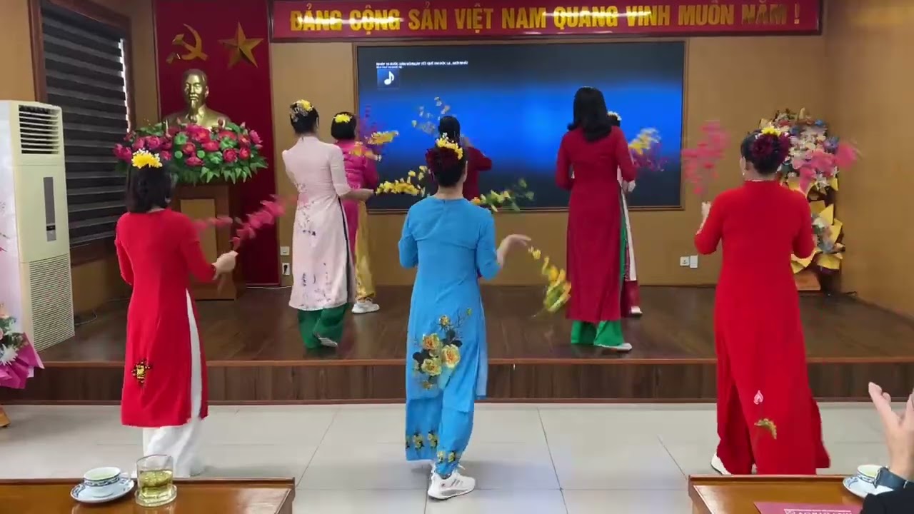 Các cụ hưu Agrbank chi hội Tam Nông nhảy bài ngày tết quê em