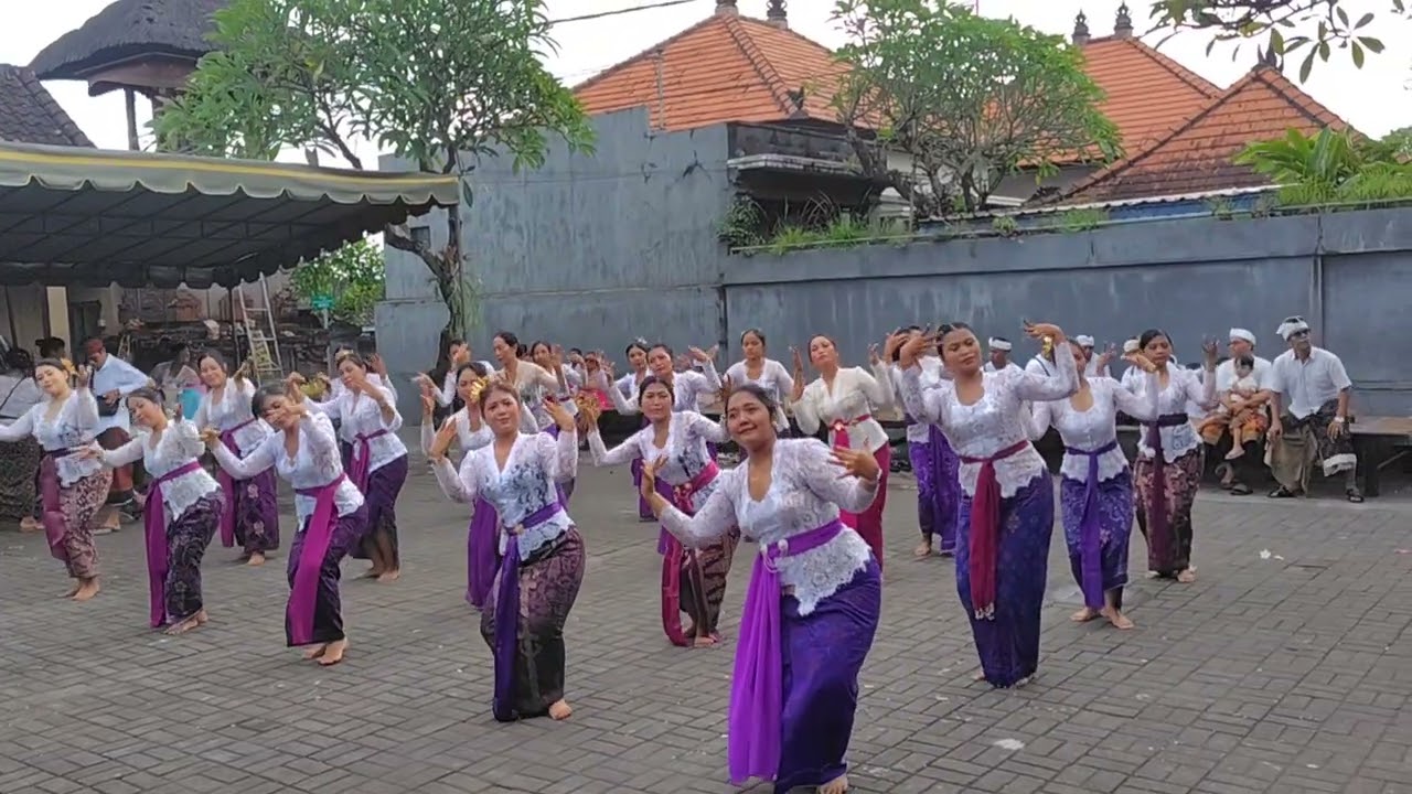 PKK Banjar Dauh Kutuh,ngaturang sesolahan Tari Rejang Renteng 