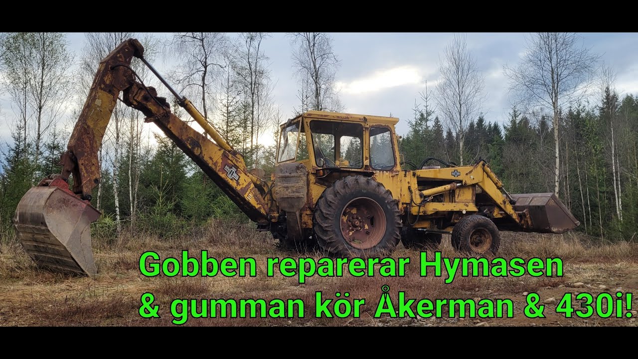 Reparerar traktorgrävaren