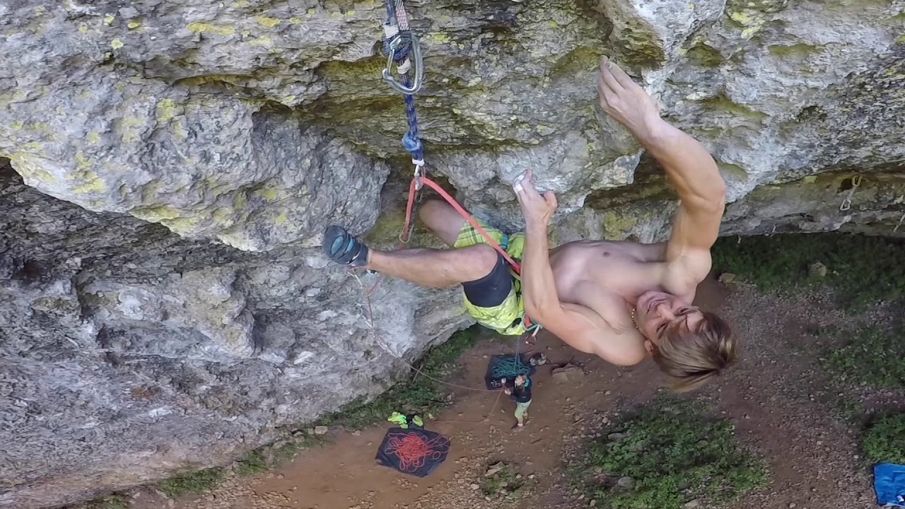 Klettern in Baratro, Martin Wagner klettert La Pesta Nera 8b+