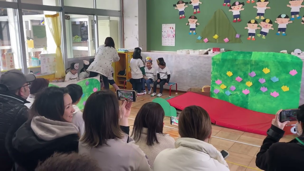 6/2/2026 bạn Min biểu diễn cùng các bạn trong lớp 3 tuổi banana