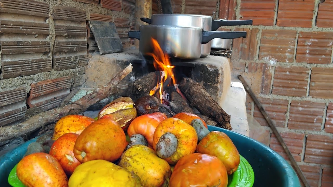 DOCE DE CAJU COM COCO FEITO NO FOGÃO À LENHA 