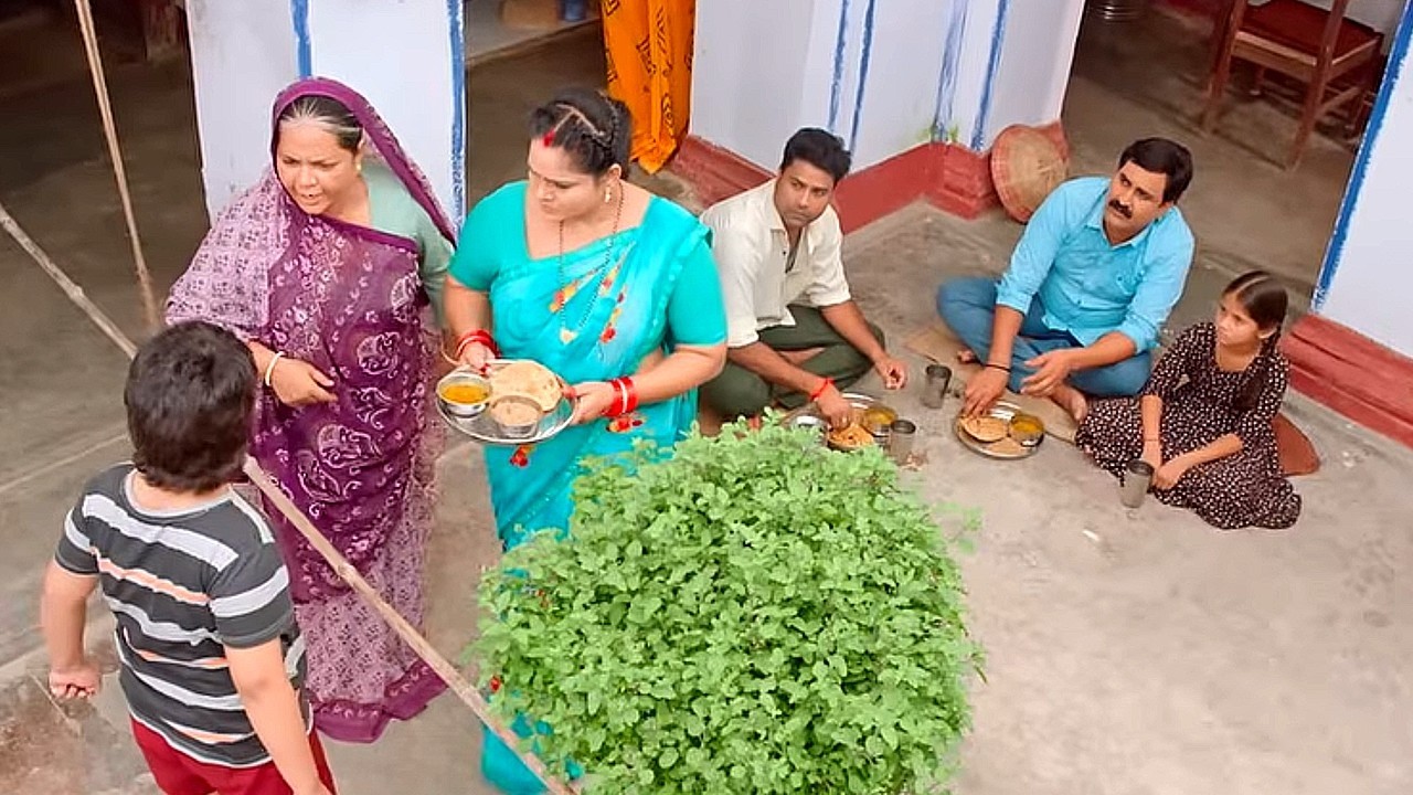 तेरी हिम्मत कैसे हुए मेरे घर का खाना खाने की तेरे जैसे अनाथ को ऐसे ही भूखे मरने के लिए छोड़देना चाहिए