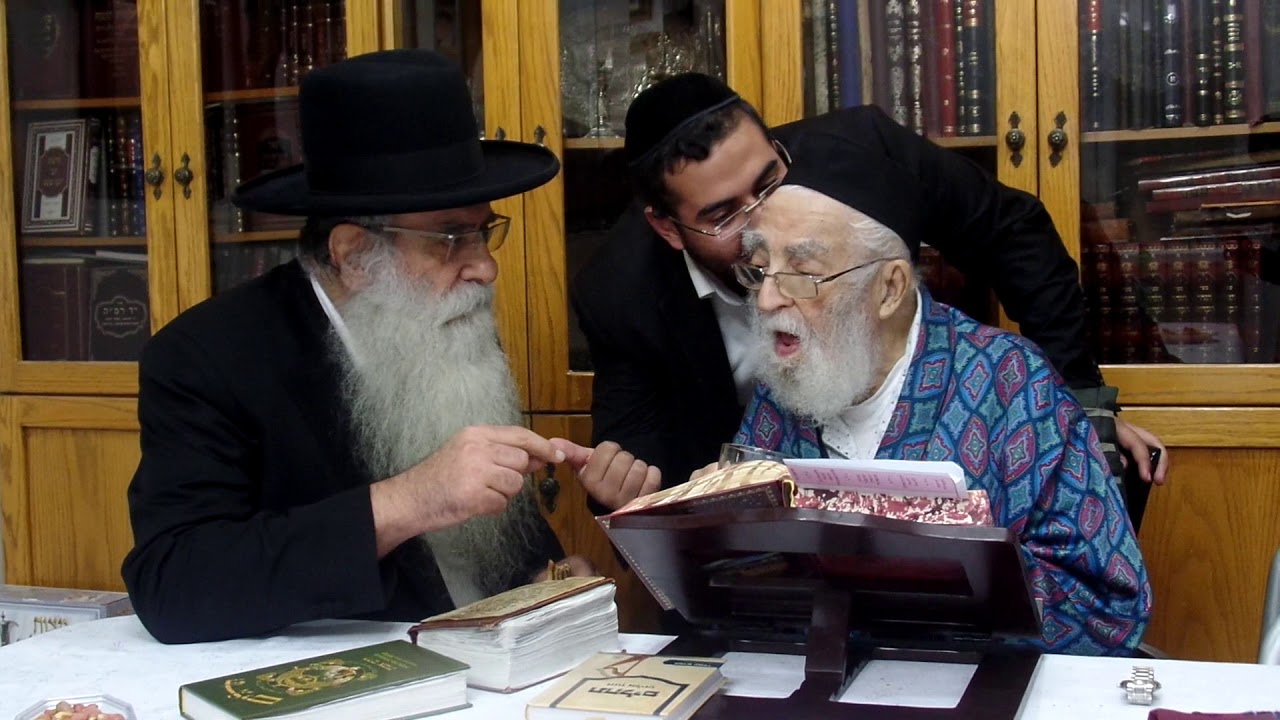 הרב רפאל כהן בביקור במעונו של זקן רבני מרוקו רבי יהושוע מאמאן שליטא