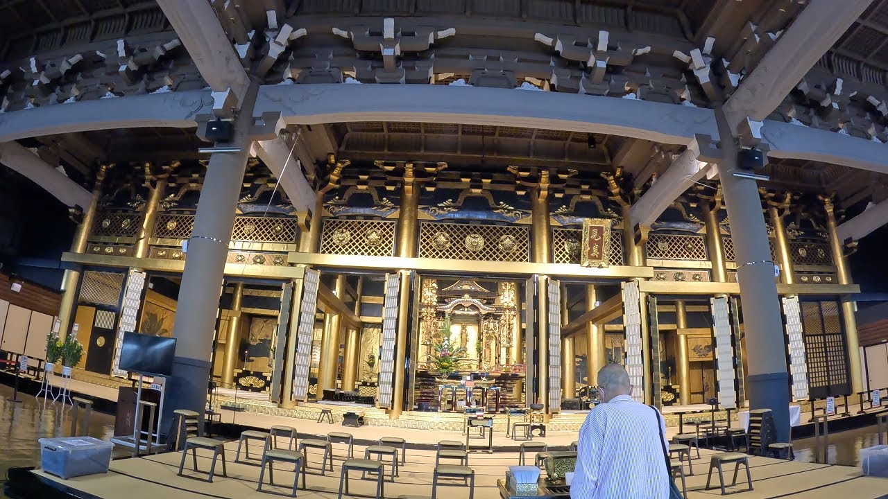 Short trek through Nishi Hongan ji temple