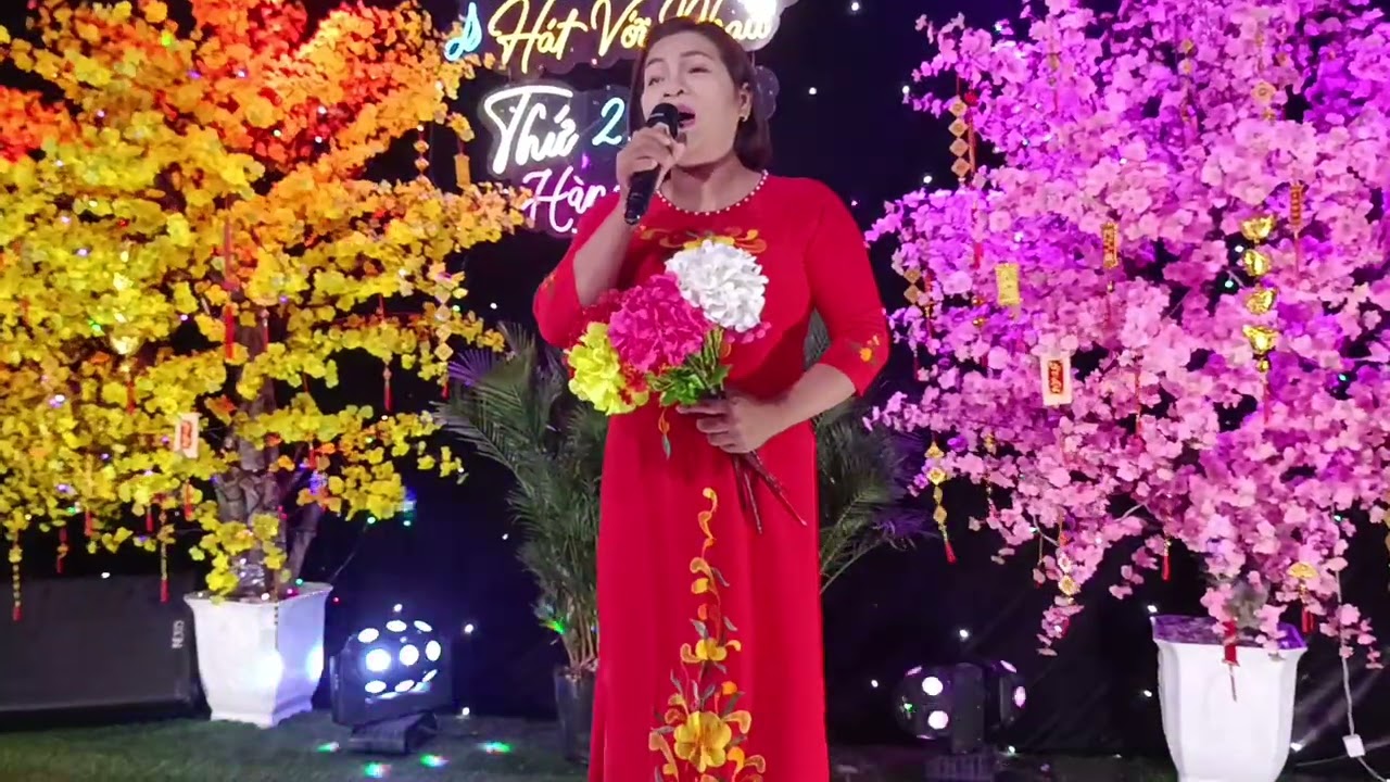 Áo sờn vai st : đậm Nguyễn TB : hồng hạnh 