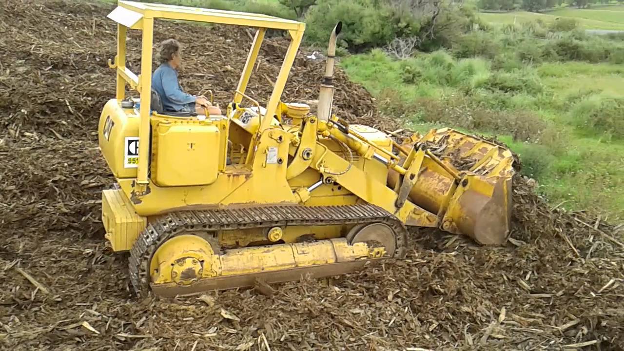 Cat 951B pushing out bark