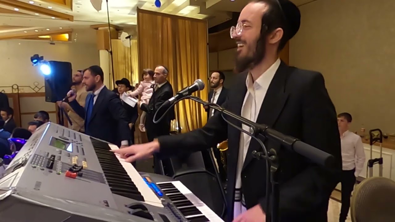 אושי לנדסמן ואברומי וינברג במחרוזת ריקודים שנייה
