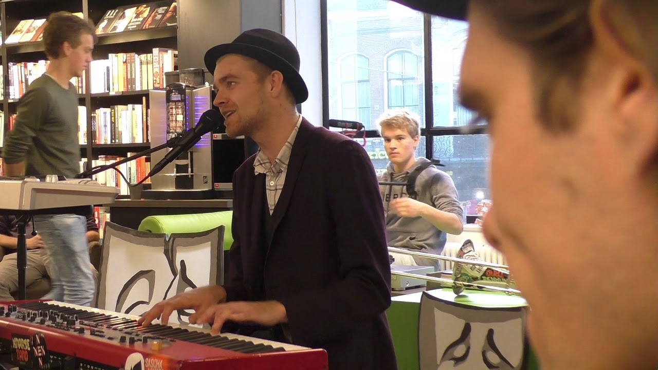Jan Terlouw op keyboard in boekhandel Broekhuis
