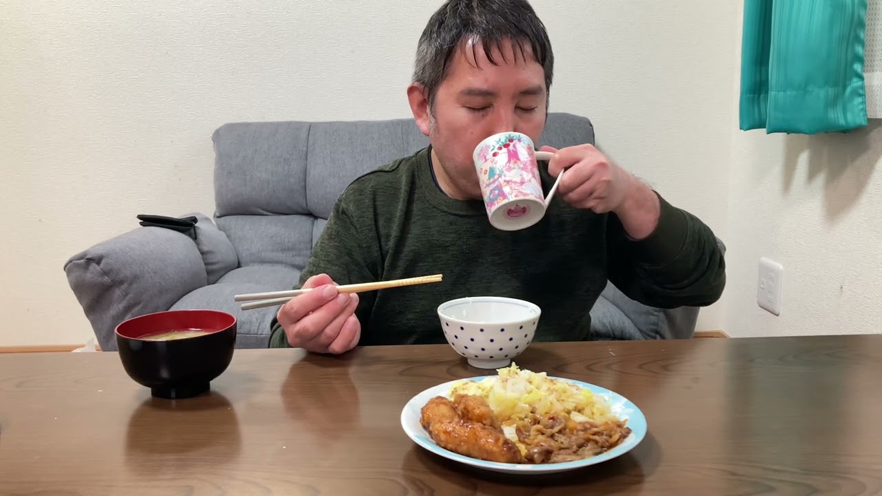 ご飯🍚味噌汁、コーンスープ、牛肉の炒め物、鶏肉の炒め物、キャベツ
