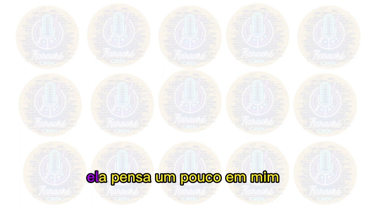 Karaokê. Menina mulher da pele preta