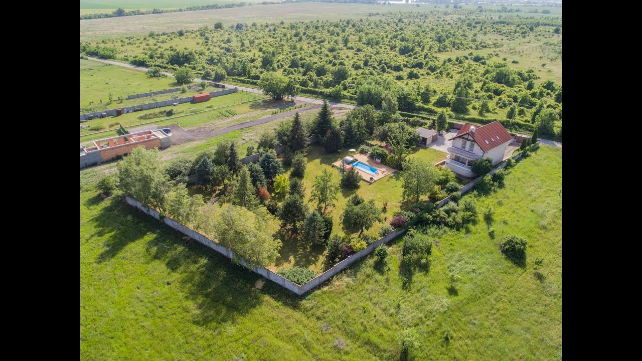 NA PREDAJ VILA S OBROVSKÝM POZEMKOM A BAZÉNOM IBA 2 KM OD SENECKÝCH JAZIER- [4K]