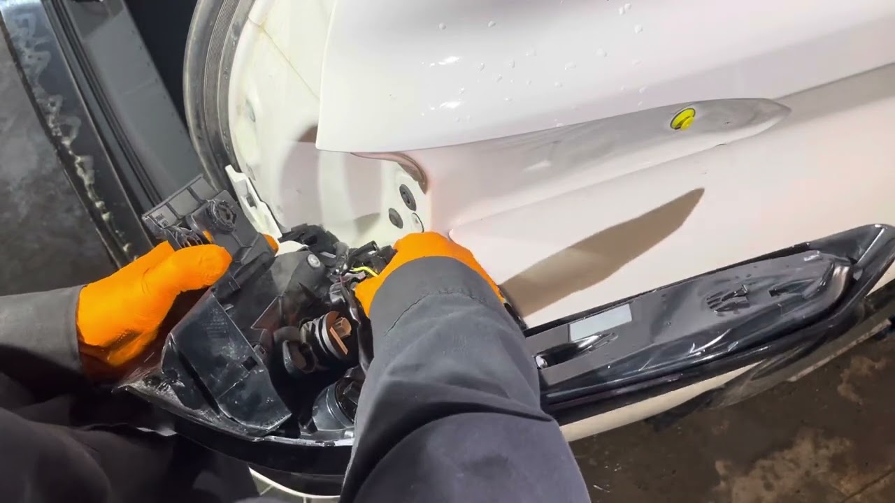 Инструкция по замене корпуса рассеивателя заднего внешнего фонаря Toyota Sienna Hybrid 2021–2024 ...