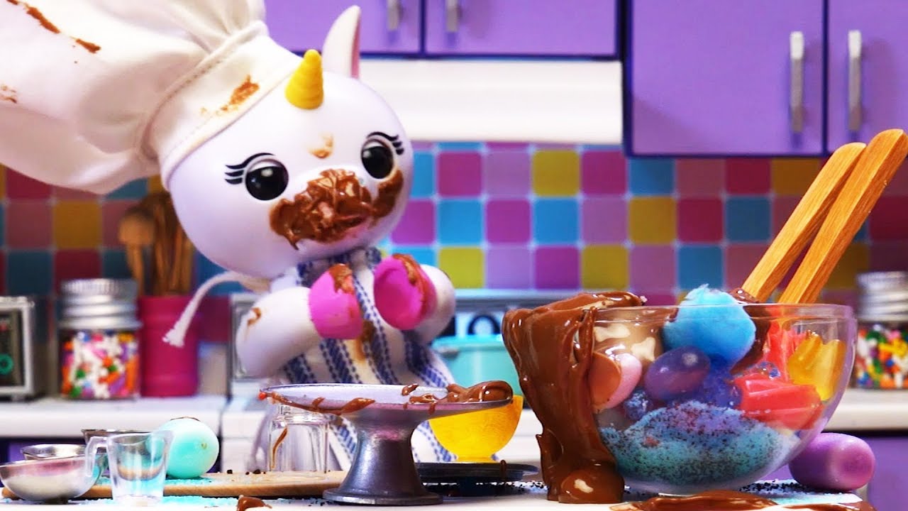 Fingerlings: Hangin' With Gigi | Messy Cooking With Gigi The Unicorn | Fingerlings Toys