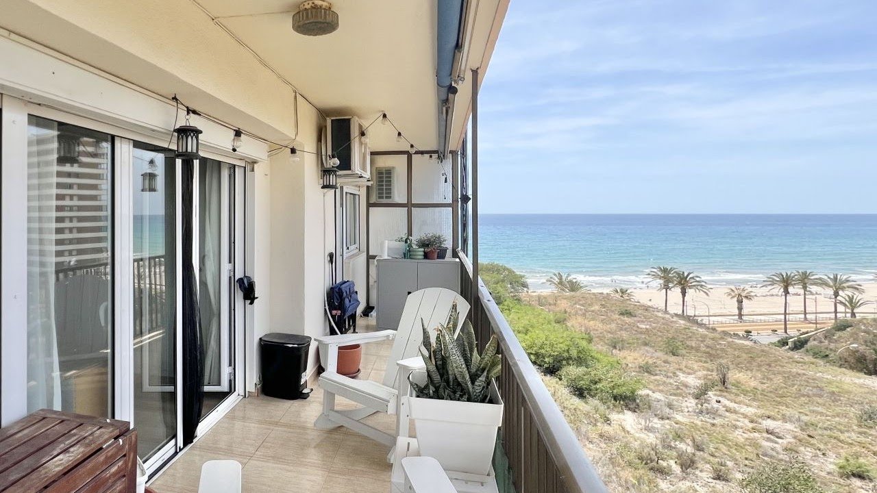 Excellent 2 Bedroom apartment features a sunny terrace in El Campello