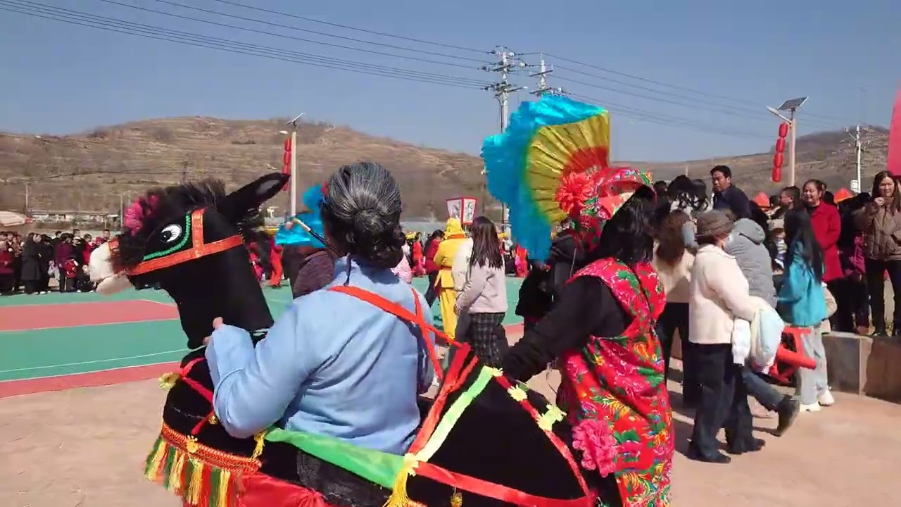 西北特色的社火表演，色彩斑斓的传统民俗庆典