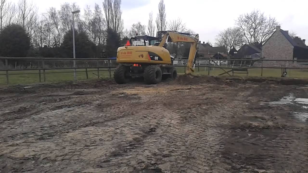 M de bie aan het grond rijden met fendt. 818