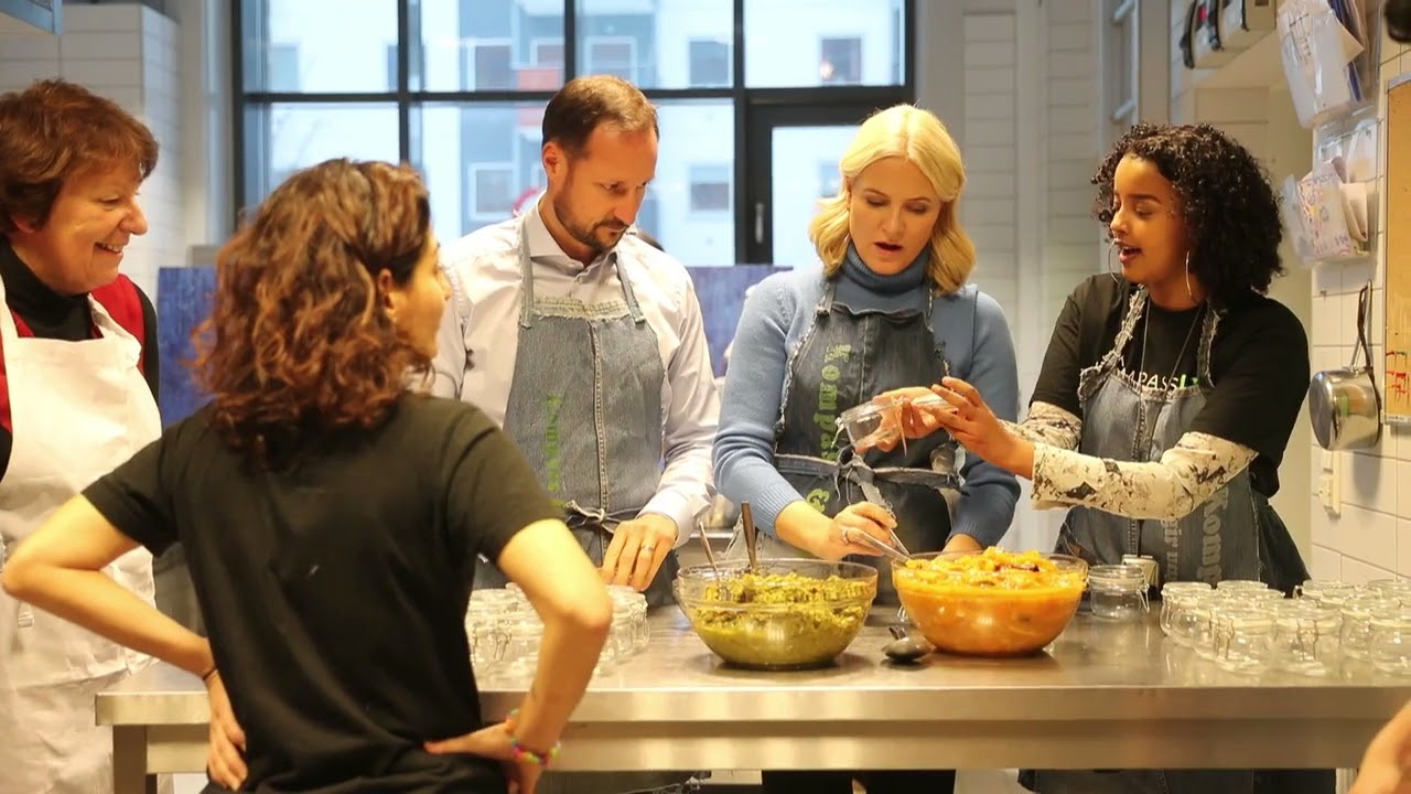 Crown Prince Haakon and Crown Princess Mette-Marit get cooking lessons