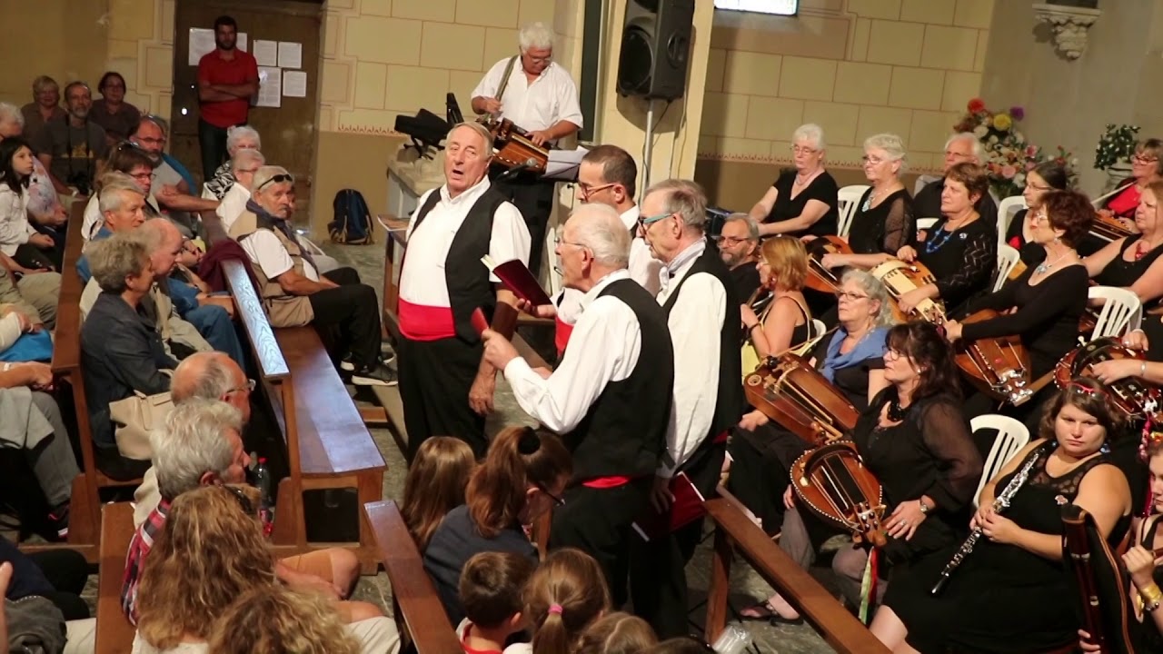 40-ième Fête de la Vielle à ANOST : Chant Franc-Comtois n°1 des ALWATI dans l'église le 19 08 2017.