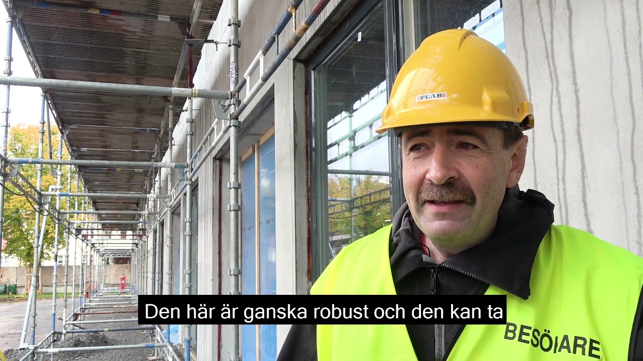 Robothunden Buster hjälper till på bygget