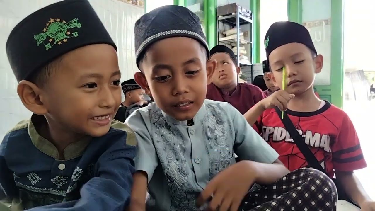Hiduplah seperti pohon yang lebat buahnya,meskipun dilempari dengan batu,tetapi dibalas dengan buah