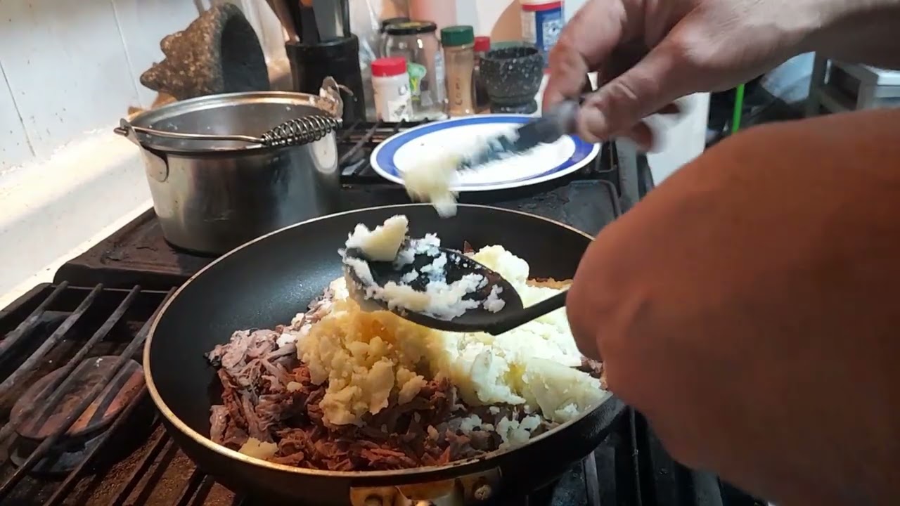 Tacos Dorados de Papa con Deshebrada 