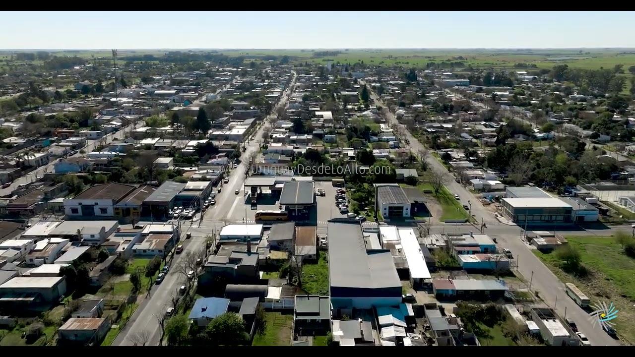 Video aéreo sobre la ciudad de Young, departamento de Río Negro M3 13156 64