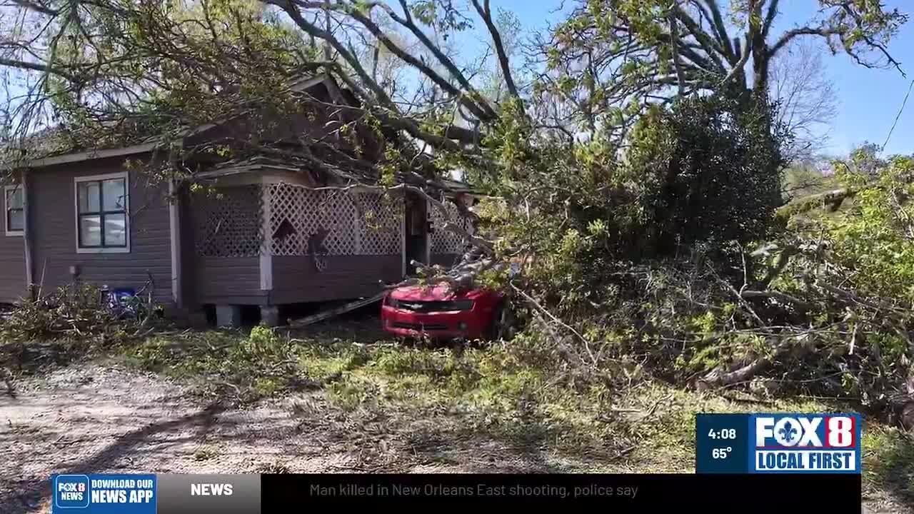 Шесть торнадо обрушились на северную часть побережья, жители начинают уборку и восстановление.